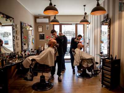...ci catapultiamo in un ambiente tipico dei Barber Shop di Amsterdam o Rotterdam. Qui infatti, dai mobili al pavimento, � tutto in legno